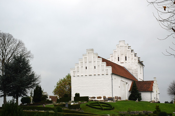 Hvalsø Kirke i gråvejr
