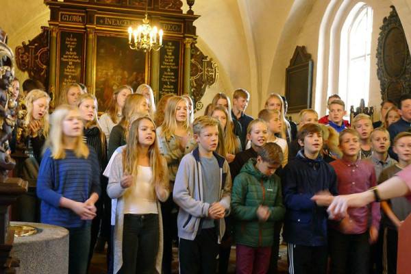Gospelgudstjeneste med børn i Hvalsø Kirke