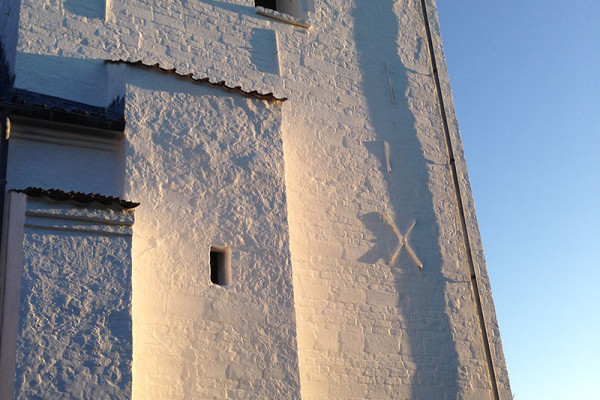 Hvalsø Kirke med sol på