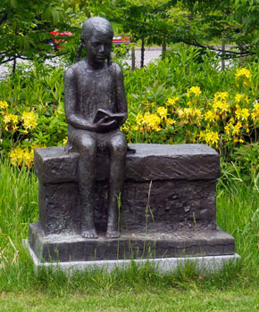 Holbæk Naturkirkegård, statue pige