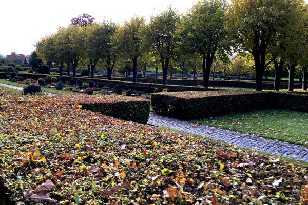 Hvalsø Kirkegård om efteråret