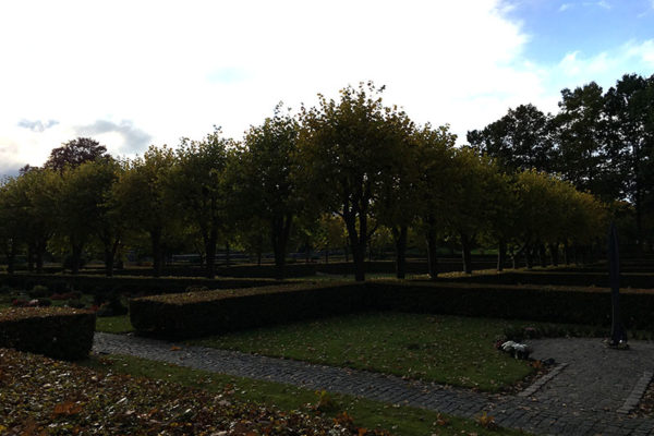 Hvalsø Kirkegård om efteråret