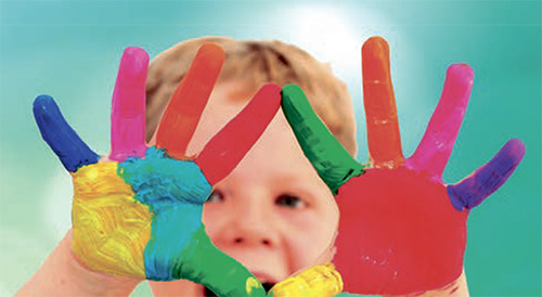 Barn med maling på fingerne