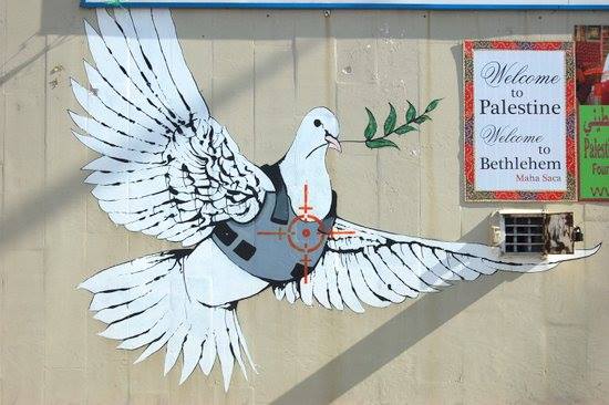 Billede af malet due på væg med skudsikkervest