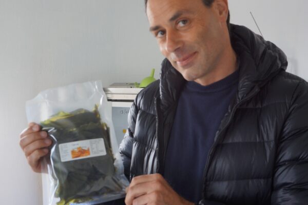 Claus Falconi med en pose tang produkter