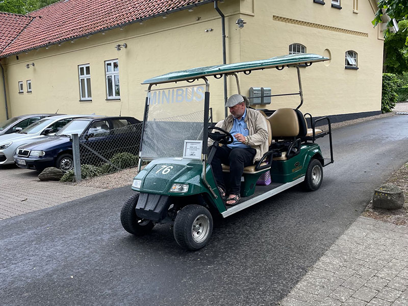 Menighedsrådsformanden i en golfvogn til friluftsgudstjeneste